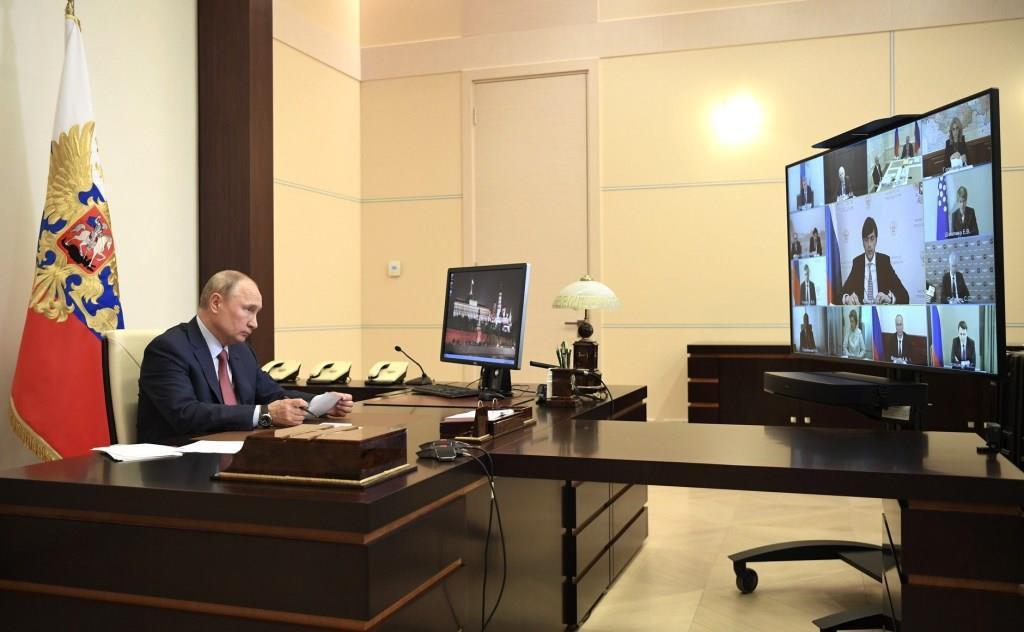 Владимир Путин в режиме видеоконференции провёл совещание о ситуации в системе образования.