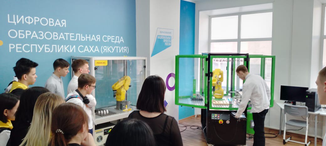 По направлению «Системное администрирование» студент третьего курса Дмитрий Былков продемонстрировал школьникам принцип работы робота Fanuc